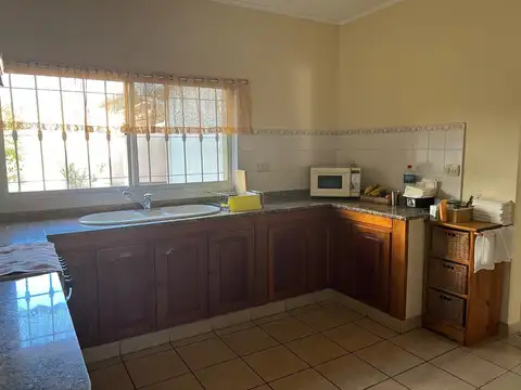 Casa 6 ambientes con 2 baños