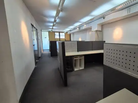 Oficina en VENTA , muchos m2 ,excelente ubicación. Vista a la Plaza!