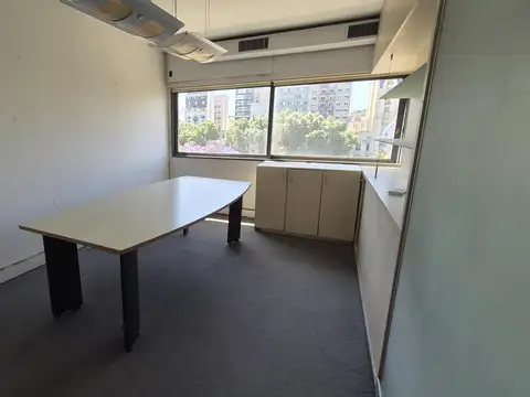 Oficina en VENTA , muchos m2 ,excelente ubicación. Vista a la Plaza!