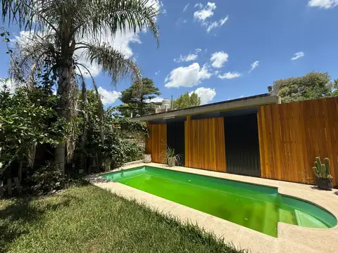 Venta - Casa de dos dormitorios con jardín y pileta en Granadero Baigorria.