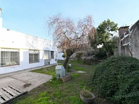 SE VENDE CASA 2 DORM C/ COCH y JARDIN