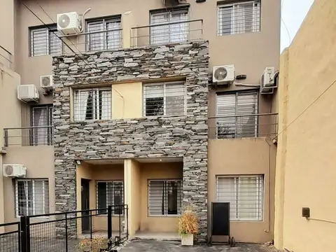 Casa en Alquiler con 2 cocheras