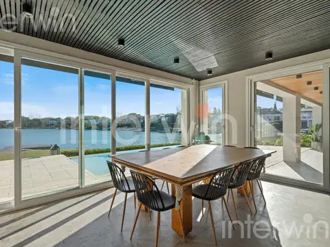 Casa en Venta con 2 cocheras