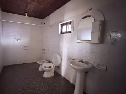 Casa 5 ambientes con 1 baño
