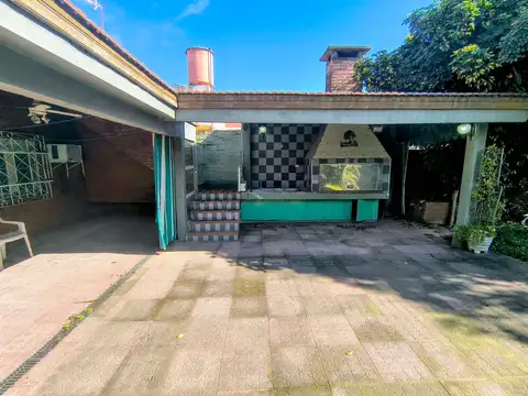 VENTA-CASA 4 AMBIENTES CON COCHERA/FONDO-LAFERRERE