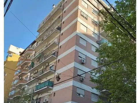 DEPTO. CÉNTRICO 3 AMB. AL FRENTE CON BALCÓN