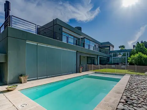 VENTA–Casa de 3 dormitorios con cochera doble y pileta. Funes Hills, Miraflores. Funes.