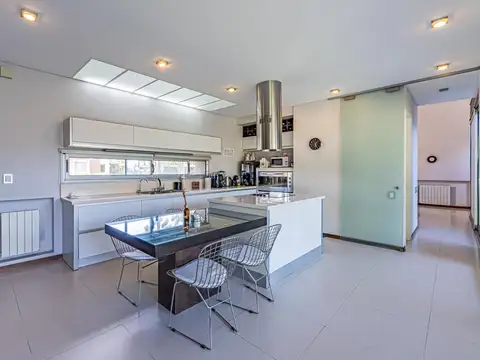 VENTA–Casa de 3 dormitorios con cochera doble y pileta. Funes Hills, Miraflores. Funes.