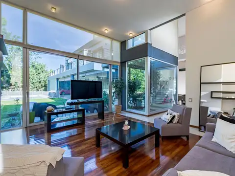 Casa en Venta con 2 cocheras