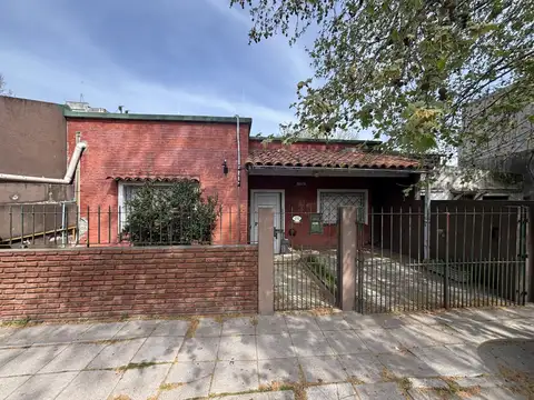 Casa reciclada 2 dormitorios con cochera y patio