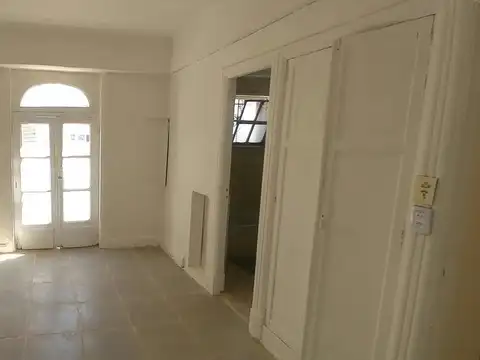 1 AMB MONTEVIDEO 743 6ª FRENTE BALCON CHICO (BARRIO:SAN NICOLAS)