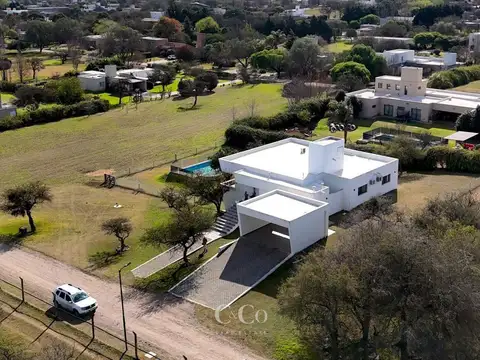 Casa en Venta con 2 cocheras