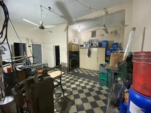 CASA MULTIFAMILIAR CON DEPOSITO  VENTA CASEROS