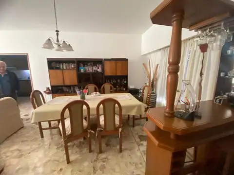 CASA MULTIFAMILIAR CON DEPOSITO  VENTA CASEROS