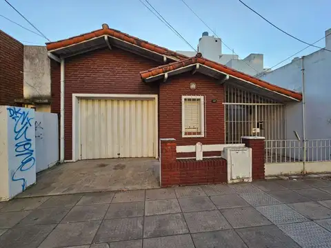Casa 3 ambientes en venta Morón centro lote propio