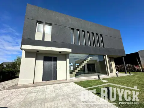 Casa 4 ambientes con 4 baños