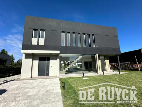 Casa en Venta en Countries y Barrios Cerrados en Berazategui, USD 390.000