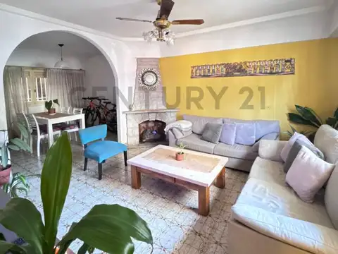 Casa 4 ambientes con 2 baños