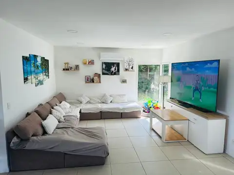 Casa en Alquiler con 2 cocheras