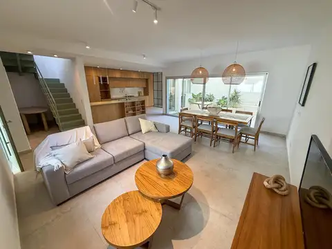 Venta casa única de pasillo de 2 plantas con 3 dormitorios, patio y pileta