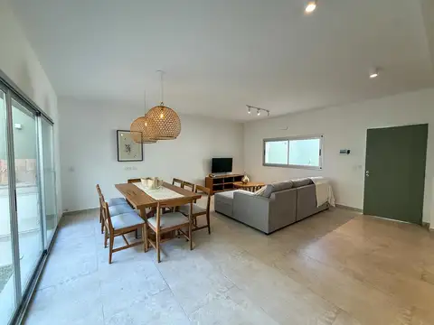 Venta casa única de pasillo de 2 plantas con 3 dormitorios, patio y pileta