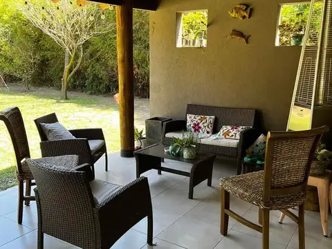 Casa en Alquiler con 2 cocheras