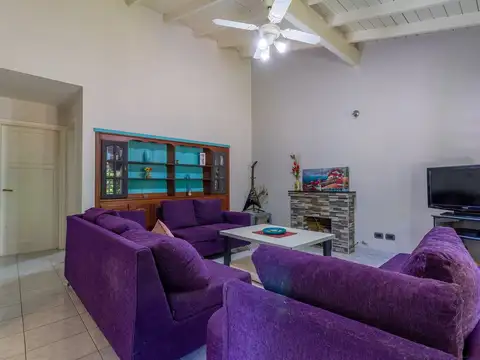 Casa 4 ambientes con 2 baños