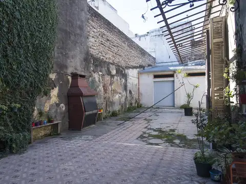 PH de 8 ambientes con 2 patios, galpón y espacio aéreo.