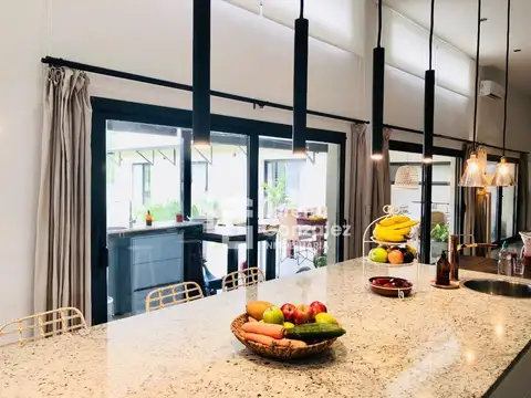 Casa en Alquiler con 4 cocheras