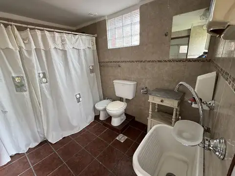 Casa 5 ambientes con 3 baños