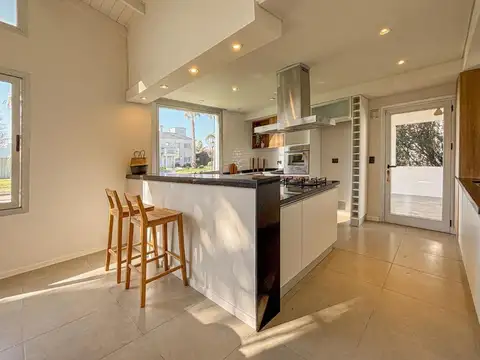 Casa 4 ambientes con 2 baños
