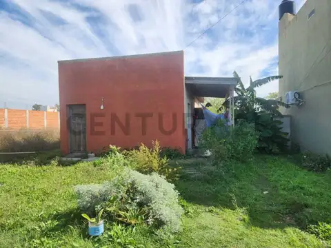 Casa a Refaccionar en Venta  en Barrio Los Robles