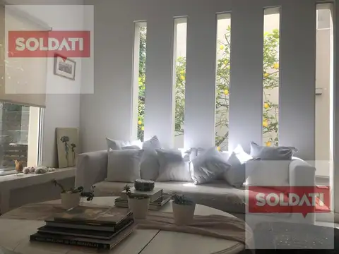 Casa en Alquiler con 3 cocheras