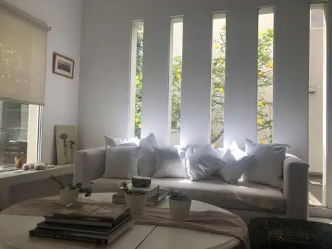 Casa en Alquiler con 3 cocheras
