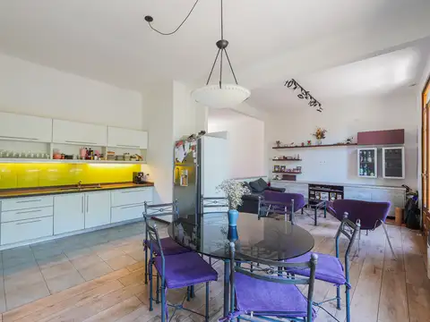 Departamento tipo casa en venta en Caballito, cuatro ambientes, terraza, parrilla.