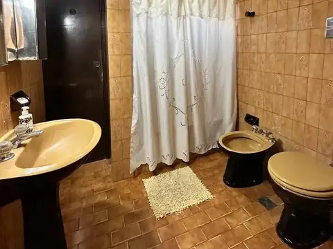 Casa 6 ambientes con 2 baños