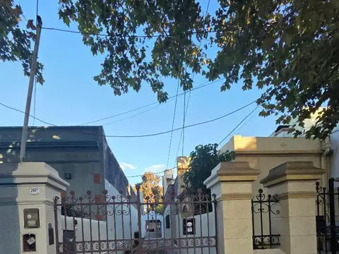 DEPTO T/CASA DE 2 AMB Y MEDIO C/COCHERA Y PATIO EN COMUN!