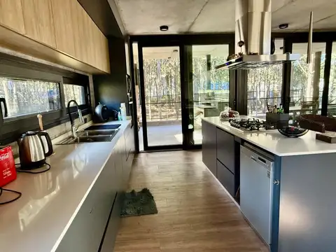 Casa Costa Esmeralda- 4 dormitorios con piscina y parque