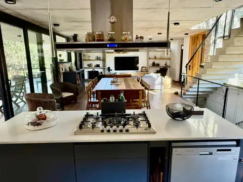 Casa Costa Esmeralda- 4 dormitorios con piscina y parque