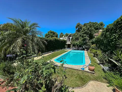 Venta casa de 2 plantas con 4 dormitorios  cochera ,pileta y quincho barrio Abasto, Rosario