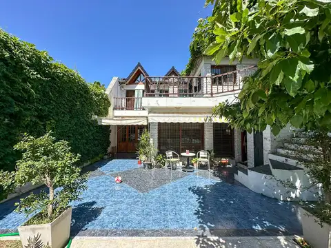 Casa en Venta con 2 cocheras