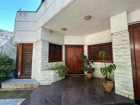 Casa 10 ambientes con 3 baños