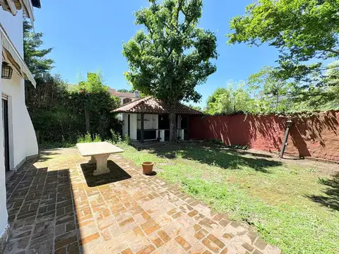 Casa 8 ambientes con 4 baños