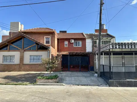 Dúplex en Venta de 3 dormitorios, patio con parrilla. Centro Campana