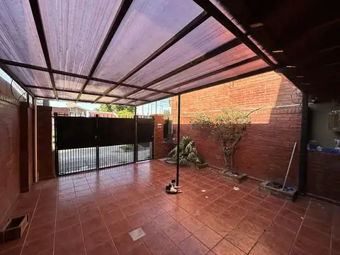 Dúplex en Venta de 3 dormitorios, patio con parrilla. Centro Campana