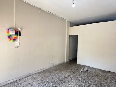 Local en Alquiler en Parque Chacabuco, $ 400.000