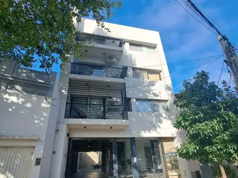 Semipiso de 2 ambientes con cochera en alquiler. Bernal.