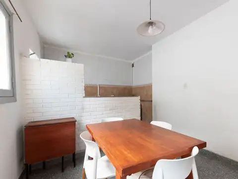 CASA 2 DORMITORIOS EN VENTA LA PLATA+COCHERA+PATIO