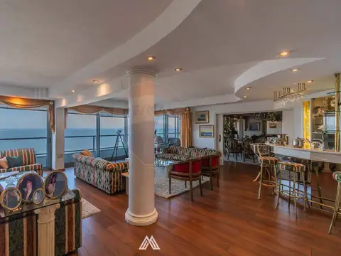 VENDE APTO EN RBLA DE POCITOS 4D + SERVICIO + 2GJE