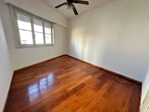 3 ambientes c/servicio dependencia a 100 Mts. De Av. Mitre.